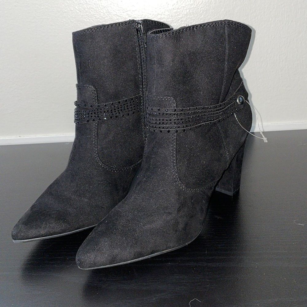AM by Ann Marino Black Wilma Women's Faux Suede Leather Heeled Booties Size 8